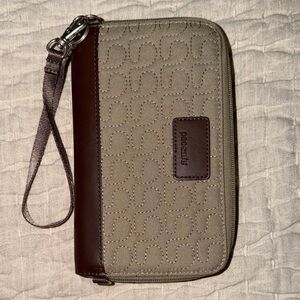 Pacsafe RFIDsafe W250 Anti-Theft RFID Blocking Travel Organizer